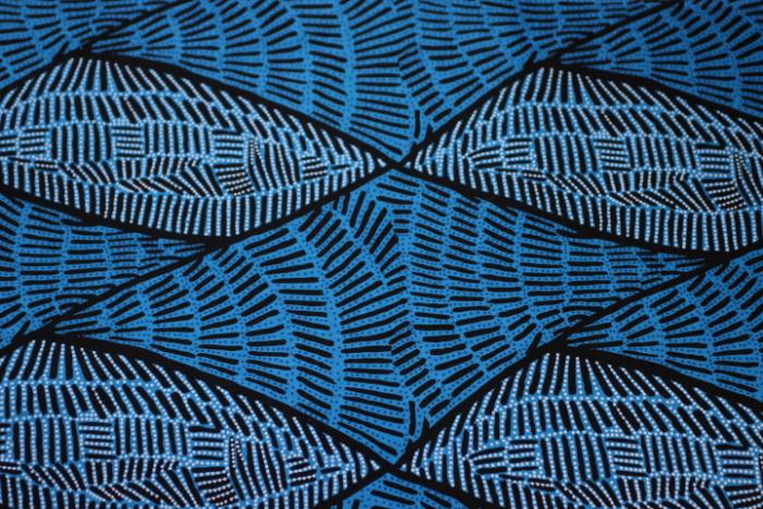 blau-weiß-schwarzer  Stoff von Künstler der Aborigines entwickelt