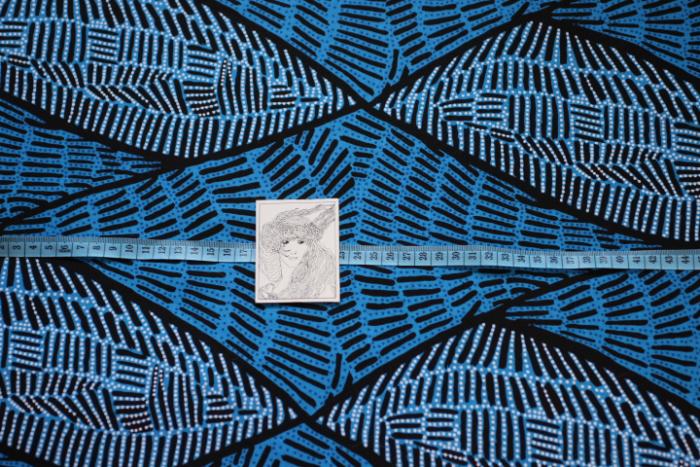 blau-weiß-schwarzer  Stoff von Künstler der Aborigines entwickelt