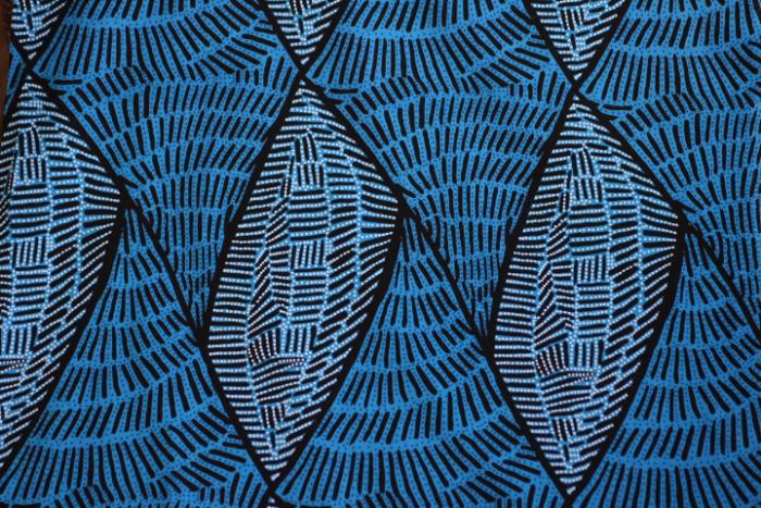 blau-weiß-schwarzer  Stoff von Künstler der Aborigines entwickelt