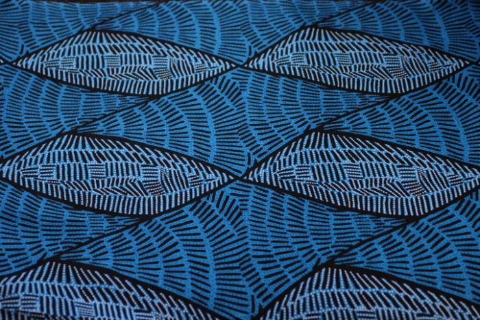 blau-weiß-schwarzer  Stoff von Künstler der Aborigines entwickelt