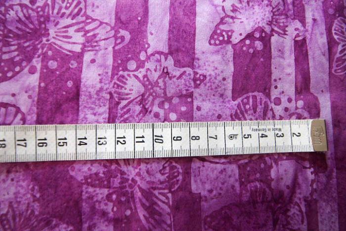 magenta - flieder Batikstoff von Hoffmann, Muster: Linien, Schmetterling