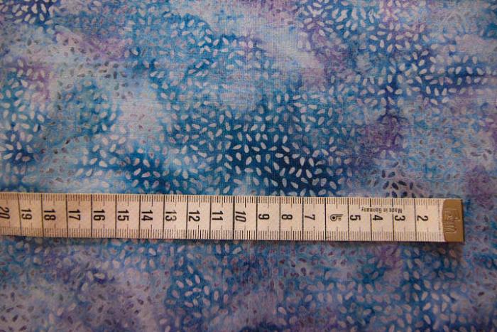 blau-hellblau-flieder Batikstoff von Hoffmann, Muster: Striche ca. 3mm bunt
