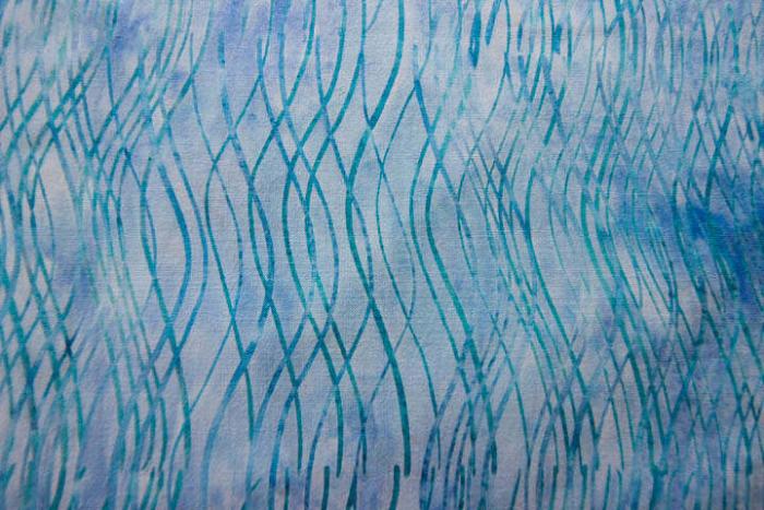 türkiser Batikstoff von Hoffmann, Muster: Wellen, Farben türkis-hellblau-blau
