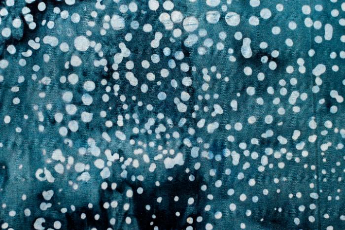 türkiser Batikstoff von Hoffmann, Muster: Punkte mit unterschiedlichen Größen, Farben türkis-hellblau-blau marmoriert