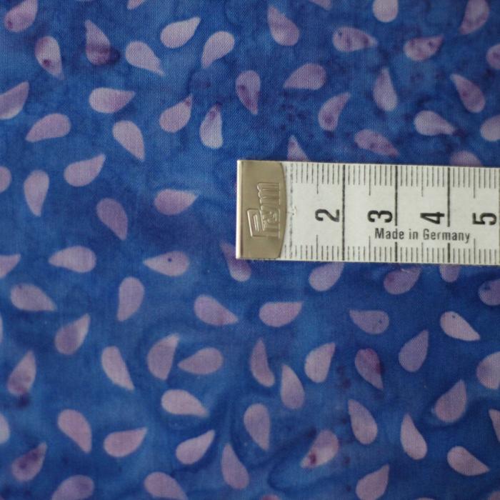 blauer Batikstoff von Hoffmann, Muster: lilane Tropfen ca 1 cm groß, Farben blau-lila