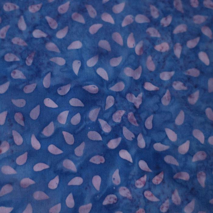 blauer Batikstoff von Hoffmann, Muster: lilane Tropfen ca 1 cm groß, Farben blau-lila