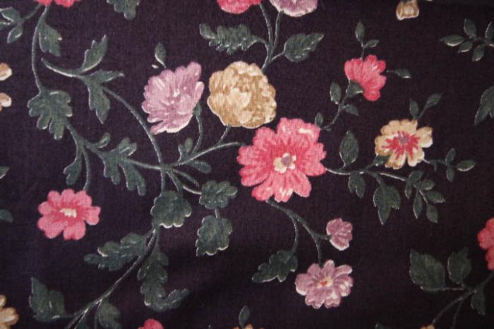 blauer Baumwollstoff mit rosa Rosen, Farben: dunkelblau-grün-beige-rosa