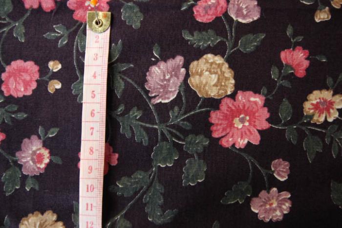 blauer Baumwollstoff mit rosa Rosen, Farben: dunkelblau-grün-beige-rosa