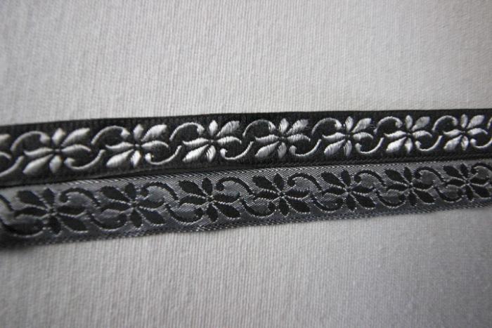 schwarzes, mittelalterliches Webband, 16 mm,  mit silbernem Muster: Blumen