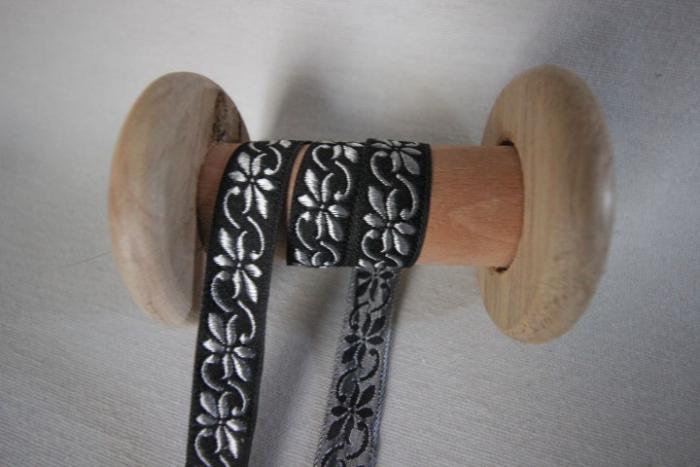 schwarzes, mittelalterliches Webband, 16 mm,  mit silbernem Muster: Blumen
