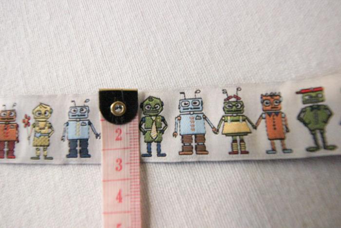 Webband, Robotor auf beigem Hintergrund, 25 mm, Farben: beige, hellblau, olive, rot