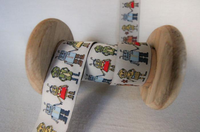 Webband, Robotor auf beigem Hintergrund, 25 mm, Farben: beige, hellblau, olive, rot