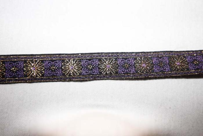 wunderschönes mittelalterliches Webband, 20 mm, Farben: schwarz-lila-gold,Motiv: Blumen.