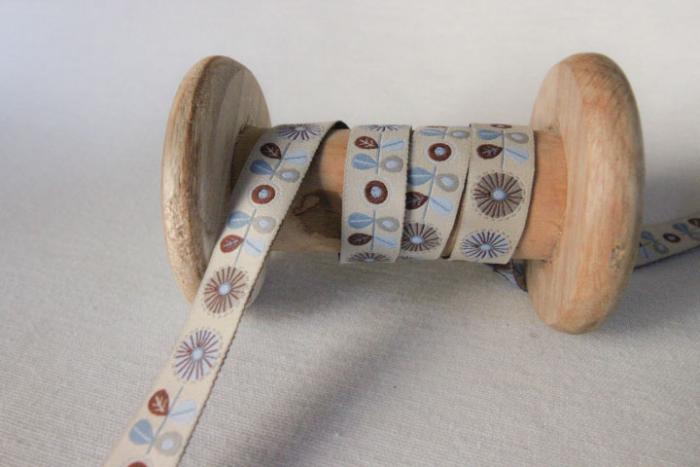 Webband "Fräulein Smilla" von Blaubeerstern, Farben: beige, braun, grau, hellblau