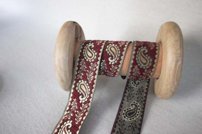 mittelalterliches Webband, 20 mm, Farben: rot-gold,Motiv: Paisley, Ranken. Man kann es beidseitig benützen