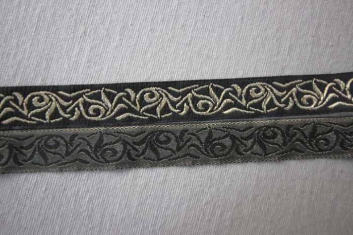 schwarzes Webband, 16 mm, mit goldenem Muster, Motiv: Ranken ( Vorderseite). Kann beidseitig verwendet werden.