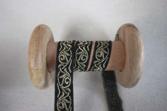 schwarzes Webband, 16 mm, mit goldenem Muster, Motiv: Ranken ( Vorderseite). Kann beidseitig verwendet werden.