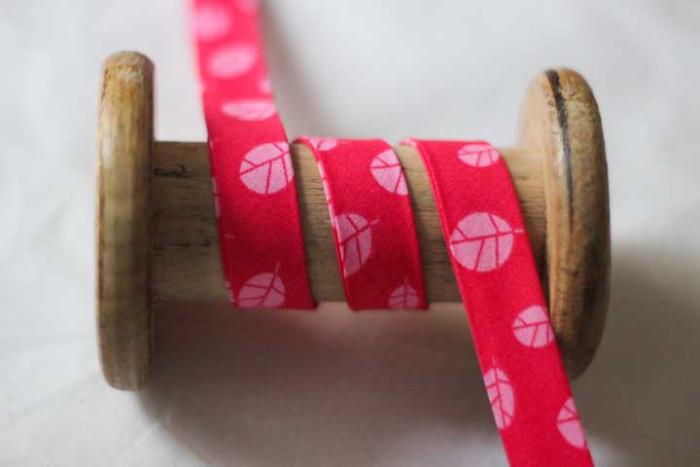 pinkes Schrägband 15 mm, Kiddy Love , Muster: rosane Blätter Farben: pink-rosa, 100% Baumwolle