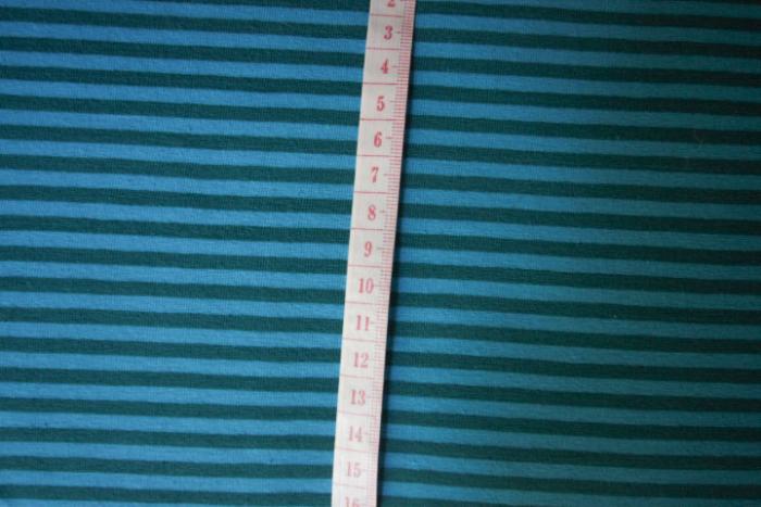 türkis-blau gestreifer Jersey (Abstand der Streifen 1 cm) 95% Baumwollstoff und 5 % Elastan