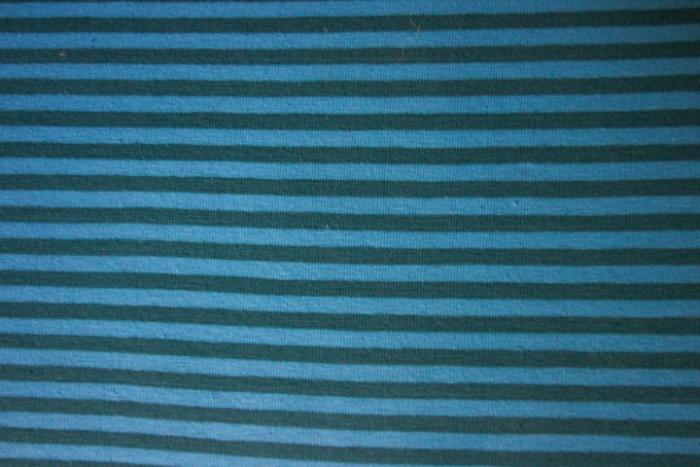 türkis-blau gestreifer Jersey (Abstand der Streifen 1 cm) 95% Baumwollstoff und 5 % Elastan