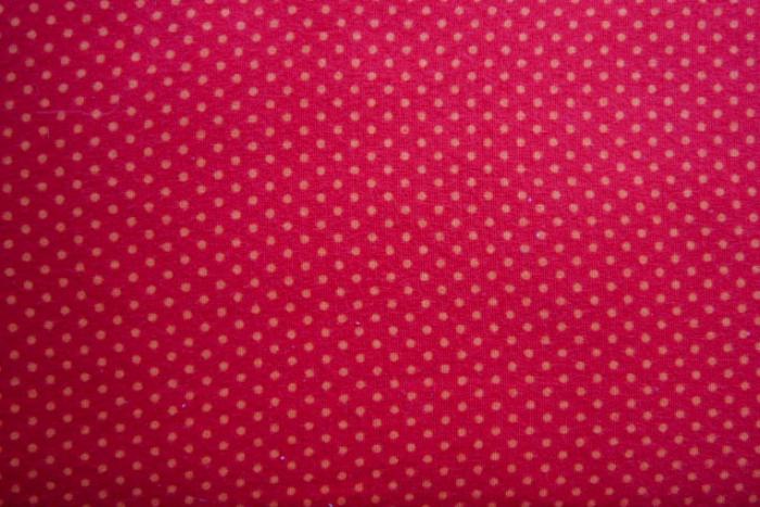 roter Jersey mit orangenen Minipunkten (Abstand der Punkten 0,5 cm) 95% Baumwollstoff und 5 % Elastan