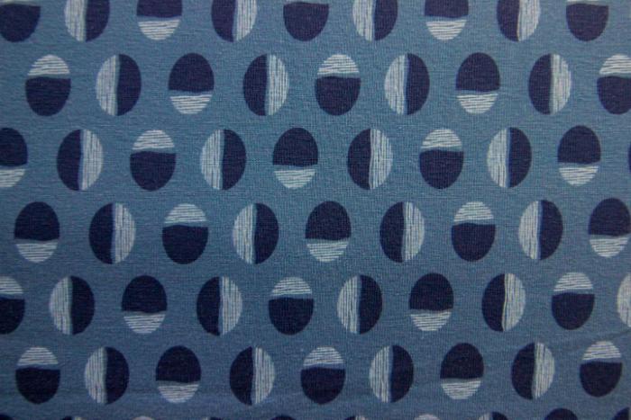 hellblauer Jersey mit blau-weißen Ovalen von Hilco, Ökotex