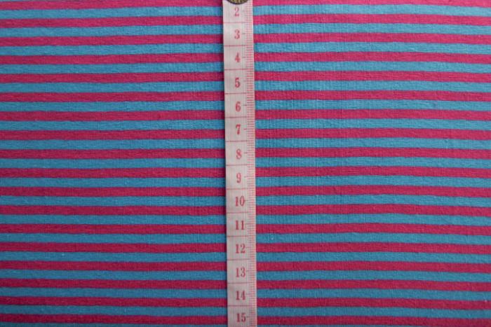 türkis-pink gestreifer Jersey (Abstand der Streifen 1 cm) 95% Baumwollstoff und 5 % Elastan